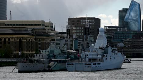 P840-and-HMS-Belfast,-London,-United-Kingdom