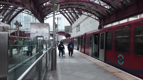 Los-Viajeros-Y-Pasajeros-Se-Dirigen-A-La-Salida-En-La-Plataforma-De-La-Estación-DLR-Canary-Wharf