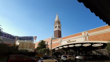 Fahrzeuge-Reihen-Sich-An-Einem-Sonnigen-Tag-Am-Eingang-Zum-Venetian-Resort-In-Las-Vegas-Auf