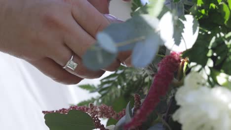 Las-Novias-Sostienen-El-Ramo-De-Bodas-Afuera