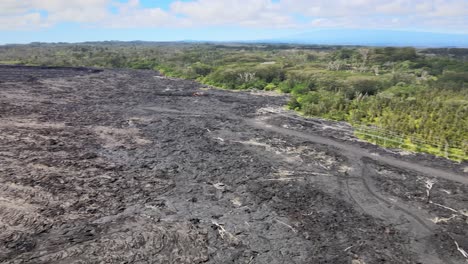 Drohnen-Push-In-überblickt-Riesige-Lavafelder-Auf-Big-Island,-Hawaii,-Und-Stellt-Gebiete-Gegenüber,-Die-Vom-Ausbruch-Der-Leilani-Estates-Unberührt-Geblieben-Sind