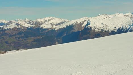 Imágenes-De-Turistas-Esquiando-En-Los-Alpes-Franceses-Cubiertos-De-Nieve,-Francia