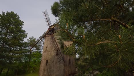 Reserva-Natural-Krowia-Wyspa-Antigua-Casa-De-Madera-Con-Un-Molino-De-Viento-En-La-Campiña-Polaca-De-Kazimierz-Dolny,-Antigua-Ciudad-Histórica