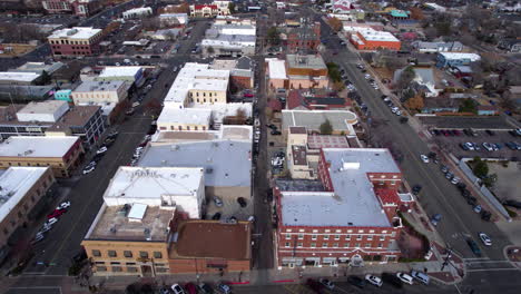 Prescott-Az-Usa,-Vista-Aérea-De-Los-Edificios-Del-Centro-De-La-Ciudad-Y-El-Tráfico-Callejero-En-La-Temporada-De-Invierno,-Disparo-De-Drones