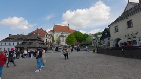 Menschen-Flanieren-Auf-Dem-Marktplatz-Der-Altstadt-Von-Kazimierz-Dolny-In-Der-Provinz-Lublin,-Polen