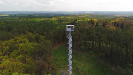 Vista-Panorámica-De-Drones-En-Una-Torre-De-Vigilancia-Contra-Incendios-En-Medio-De-Una-Zona-Boscosa