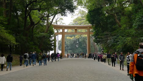 Crowded-People-At-The-Torii-Gate-Entrance-Of-Meiji-Jingu-Shrine-In-Tokyo,-Japan