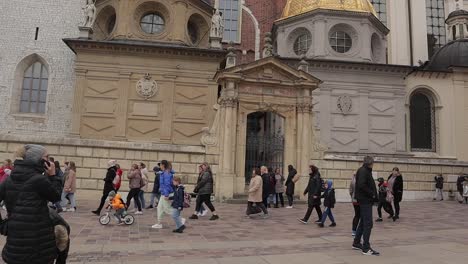 Tourists-visit-the-historic-building-of-Wawel-Royal-Castle-in-Krakow,-Poland