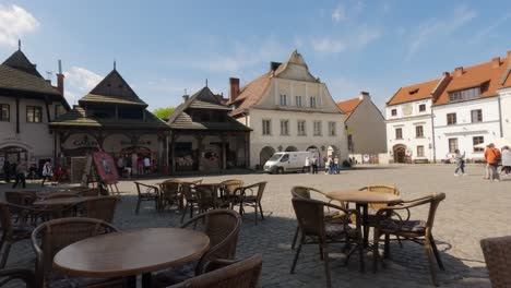 Menschen-Am-Alten-Marktplatz-Von-Kazimierz-Dolny-In-Ostpolen