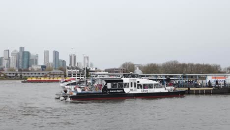 Uber-Boat-De-Thames-Clippers-Opera-Un-Servicio-De-Autobús-Fluvial-A-Lo-Largo-Del-Río-Támesis-En-Londres