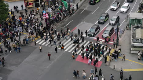 People-Rushing-Across-The-Shibuya-Scramble-Crossing-In-Tokyo,-Japan