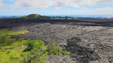 Recorridos-Con-Drones-Que-Revelan-Extensos-Campos-De-Lava-En-La-Isla-Grande-De-Hawaii,-Yuxtapuestos-Con-áreas-No-Afectadas-Por-La-Erupción-De-Leilani-Estates.