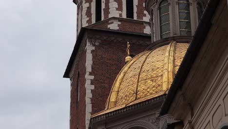 Edificios-Históricos-Con-Techo-Dorado-En-El-Castillo-Real-De-Wawel-En-Cracovia,-Polonia.