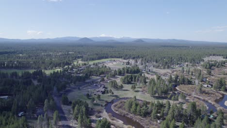 Hoher-Langsamer-Rückzug-Drohnenschuss-Zeigt-Die-Entfernten-Three-Sisters-Mountains-In-Bend,-Oregon