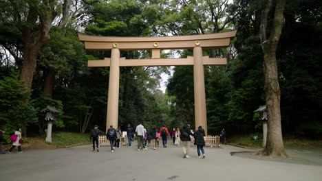 People-Walking-To-The-Torii-At-The-Entrance-To-Meiji-jingu---Meiji-Shrine-In-Shibuya,-Tokyo,-Japan