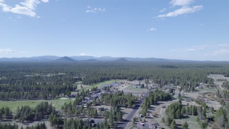 Leichte-Hohe-Spur-Erfasst-Die-Entfernten-Three-Sisters-Mountains-In-Bend,-Oregon