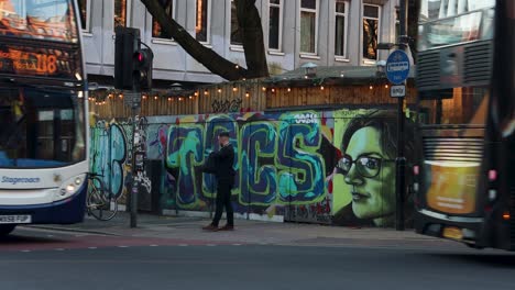 Street-art-in-Northern-Quarter-of-Manchester-with-busy-traffic,-static-view