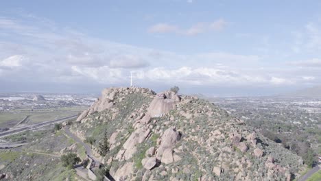 Un-Dron-Recorre-Desde-La-Cruz-De-La-Cima-De-Una-Colina-Hasta-La-Bandera-Estadounidense.