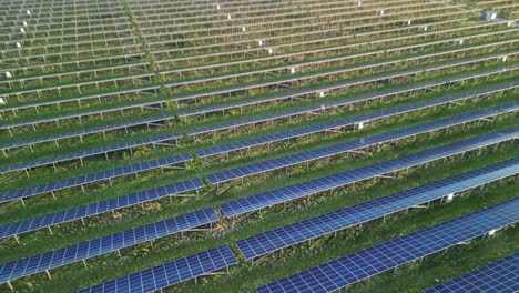 Shotton-Solar-Farm-Panels,-Luftdrohne-Fliegt-über-Uns-Und-Kardanische-Aufhängung-Unten---Nordwales,-Großbritannien