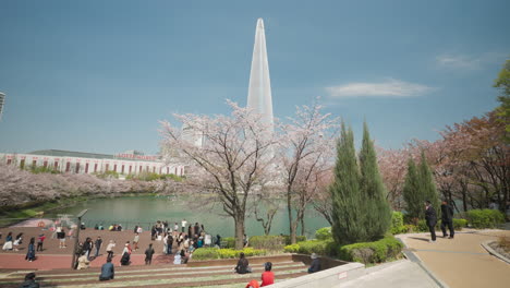 Lakefront-Viewing-Platform-In-Seokchon-Lake-Park-With-Lotte-World-Tower-In-The-Background-In-Seoul,-South-Korea