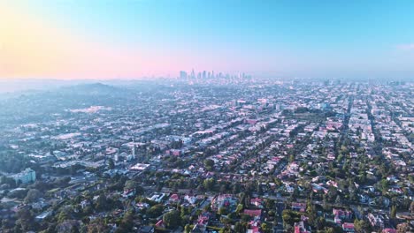 Wohnviertel-In-Hollywood-–-Drohnenflug-In-Richtung-Skyline-Der-Innenstadt-Von-Los-Angeles