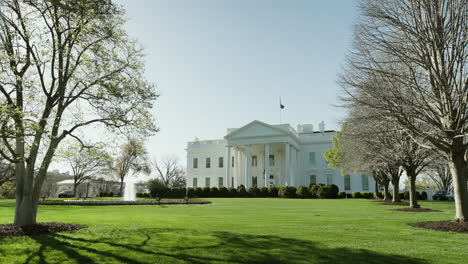 Casa-Blanca-Con-Cielo-Azul-Claro,-Washington-Dc,-U