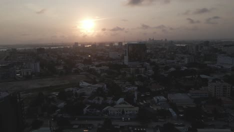 Drohne-Verfolgt-Sonnenuntergang-über-Lagos,-Nigeria