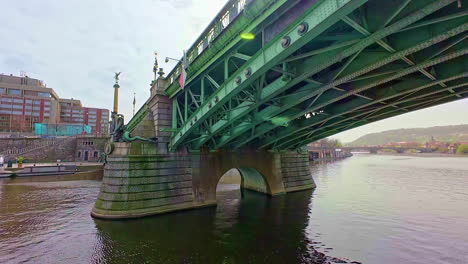 Tiro-Deslizante-Bajo-Un-Puente-De-Acero-Suspendido-Sobre-Un-Río-En-Europa.