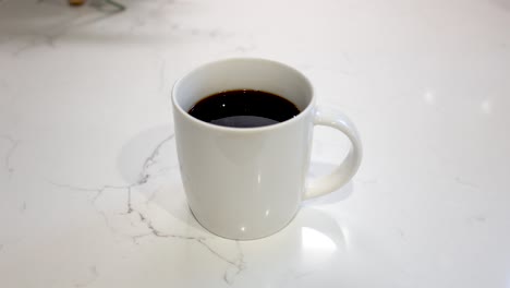 Tasse-Kaffee-Mit-Löffel-Umrühren