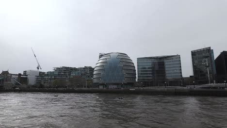 Navegando-Por-El-Ayuntamiento-De-Londres-Sobre-El-Río-Támesis-En-Un-Día-Nublado