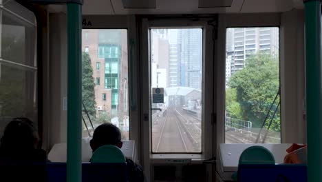 Das-Ambiente-Im-Innenraum-Einer-U-Bahn-Fahrt-Auf-Der-DLR-Strecke-Zur-Canary-Wharf-Station-In-London-Verkörpert-Die-Essenz-Des-Städtischen-Nahverkehrs-Und-Der-Metropolenanbindung