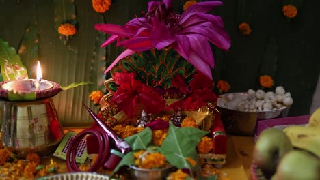 Anbetung-Des-Heiligen-Hindu-Gottes-Mit-Blumen-Beim-Durga-Pooja-Fest-In-Der-Nacht-Aus-Einem-Anderen-Blickwinkel