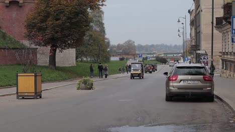 Touristen-Besuchen-Das-Historische-Krakau-Von-Melex.-Stadtleben