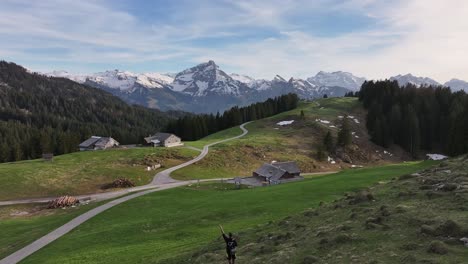 Hombre-Agitando-Drone-En-Laderas-De-Amden-Arvenbüel-Suiza