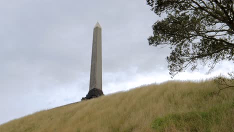Ruhige-Atmosphäre-Im-Cornwall-Park,-Nahaufnahme-Des-Obelisken-Mit-Grauem-Hintergrund