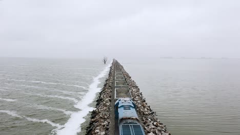 Un-Dron-Se-Encuentra-Con-Un-Tren-De-Carga-Que-Transporta-Piedra-En-Un-Ferrocarril-Costero-En-Argentina