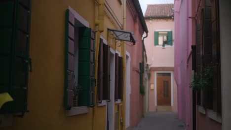 Narrow-street-with-colorful-houses-of-Burano-island,-Italy