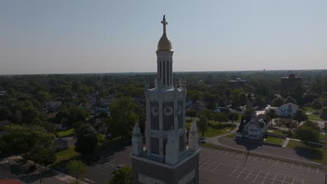 Empuje-Lento-Hacia-El-Campanario-De-Una-Iglesia-Tradicional-Sobre-Un-Vecindario-Suburbano