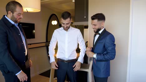 Groomsmen-Prepping-for-the-Big-Day