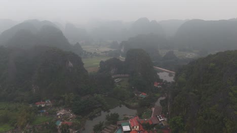 Neblige-Drohnenaufnahme-Der-Hügel-In-Ninh-Binh-City,-Vietnam