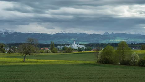Las-Nubes-Se-Mueven-Sobre-Suiza,-Zurich-Oberland-En-Un-Día-Nublado