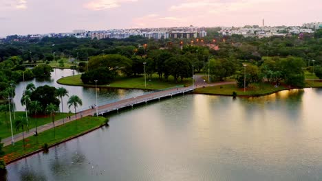 Abendluftaufnahme-Des-Stadtparks-Von-Brasilia-Mit-Fußgängerbrücke-Und-See