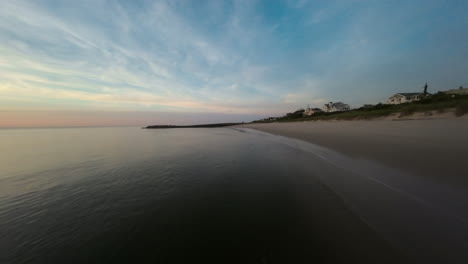 FPV-über-Der-Atlantikküste-Verwandelt-Sich-In-Einen-Reflektierenden-Sonnenuntergang