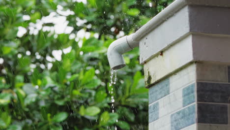 Regenwasser-Fließt-Durch-Das-Gartenrohr-Entwässerungssystem