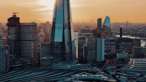 London-Bei-Sonnenuntergang-Per-Drohne:-Faszinierende-Luftaufnahmen-Berühmter-Gebäude-Und-Der-Skyline