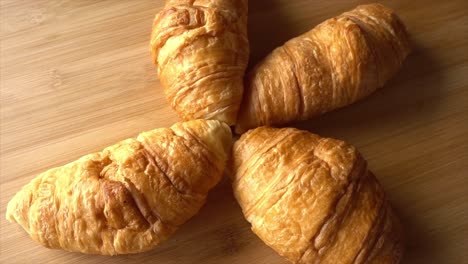 Croissants-In-4k-Video-Als-Hintergrund-02