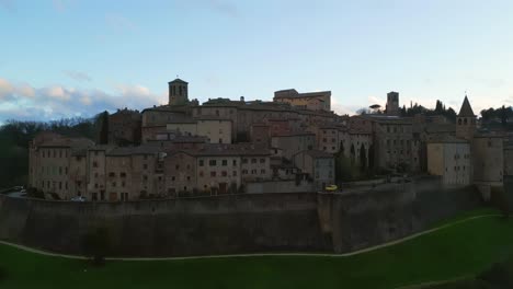 Sonnenuntergang-In-Anghiari-In-Der-Provinz-Arezzo:-Luftperspektiven-Der-Toskana,-Italien