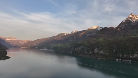 Resplandeciente-Amanecer-Alpino-Sobre-El-Lago-Walensee,-Suiza---Aéreo
