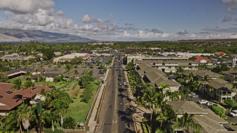 Kihei-Maui-Hawaii-Luftaufnahme-Einer-V4-Drohne,-Die-Entlang-Der-Hauptstraße-Fliegt-Und-Das-Stadtzentrum-Der-Insel-Mit-Blick-Auf-Die-Berge-Des-West-Maui-Forest-Reserve-In-Der-Skyline-Einfängt-–-Aufgenommen-Mit-Mavic-3-Cine-–-Dezember-2022