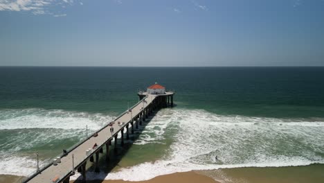 Drohnenvideo-Vom-Manhattan-Beach-Pier-In-Los-Angeles,-Kalifornien-An-Einem-Strahlend-Sonnigen-Tag